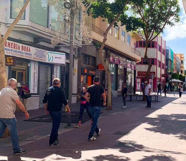Personas paseando con mascarillas por la Avenida de la Constitución de Los Llanos de Telde/TA.